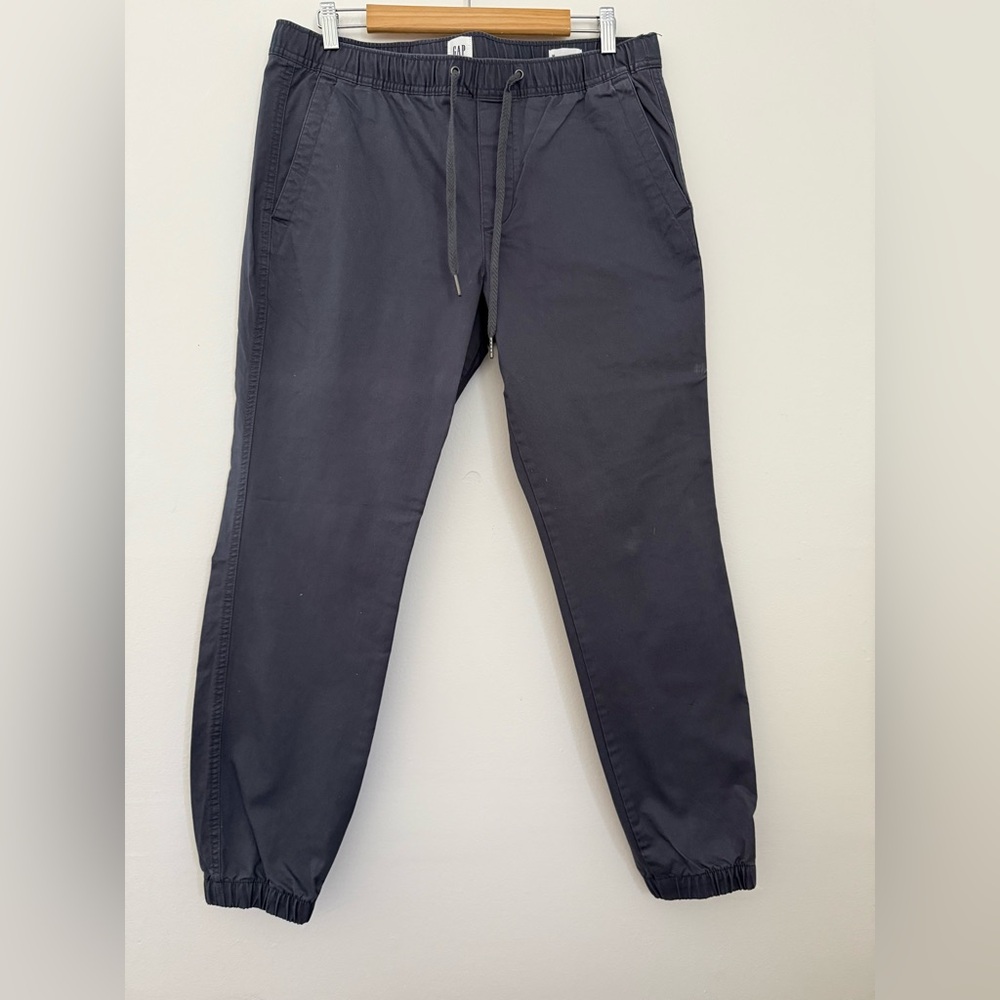 GAP Men’s Essential Joggers NWT size Medium gray